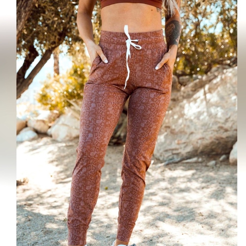 Salty honey joggers